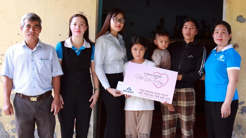 Đại diện Tập đoàn Hòa Phát trao biểu trưng nhận hỗ trợ trẻ em mồ côi ở huyện Bình Sơn (Quảng Ngãi).