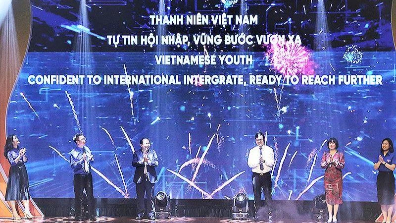 Đại diện các ban, bộ, ngành, đoàn thể thực hiện nghi thức khởi động cho các hoạt động nâng cao năng lực tiếng Anh, ngoại ngữ và hội nhập quốc tế dành cho thanh niên Việt Nam.