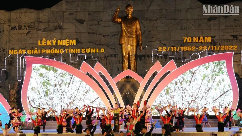 Chương trình văn nghệ mang đậm nét các dân tộc Tây Bắc tại lễ kỷ niệm 70 năm Ngày giải phóng Sơn La.