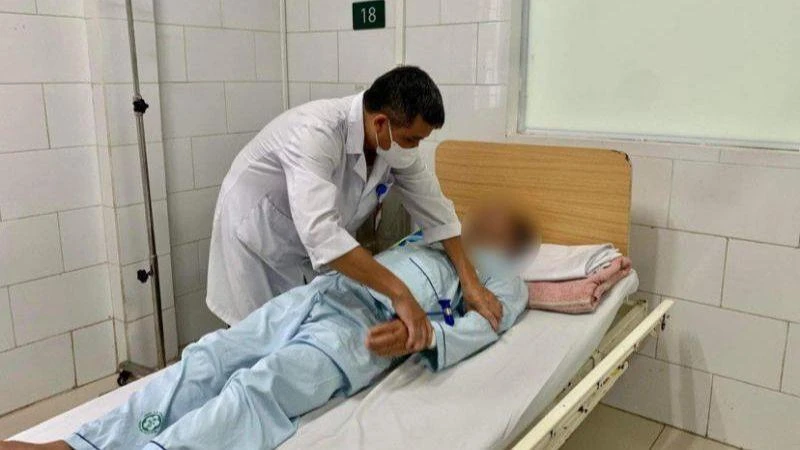 Bác sĩ Nguyễn Trung Nguyên khám cho bệnh nhân.