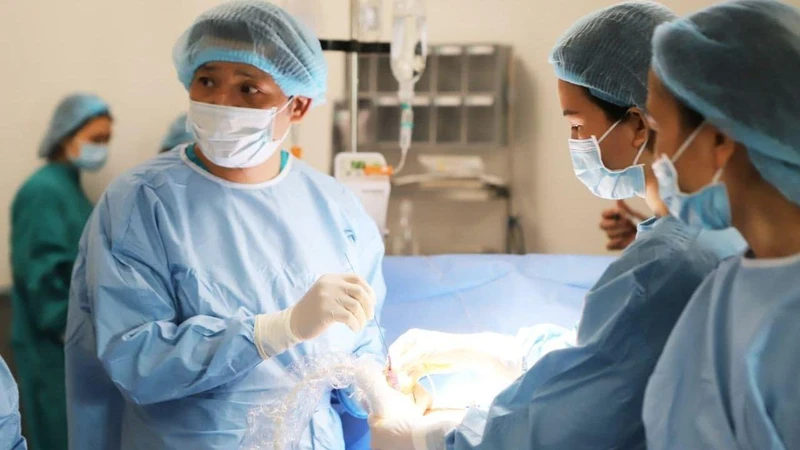Giáo sư, Tiến sĩ Nguyễn Duy Ánh cùng ê-kíp can thiệp bào thai cho sản phụ.