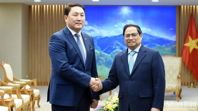 Thủ tướng Phạm Minh Chính đón Bộ trưởng Quốc phòng Mông Cổ Saikhanbayar Gursed.