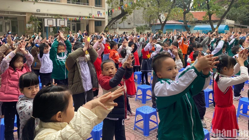 Hàng trăm em học sinh tiểu học háo hức tham gia "Ngày hội rửa tay".