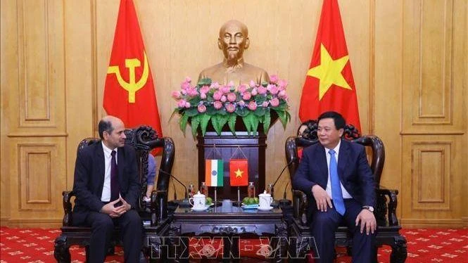Giám đốc Học viện Chính trị quốc gia Hồ Chí Minh Nguyễn Xuân Thắng tiếp Đại sứ Ấn Độ tại Việt Nam Sandeep Arya. (Ảnh: TTXVN)