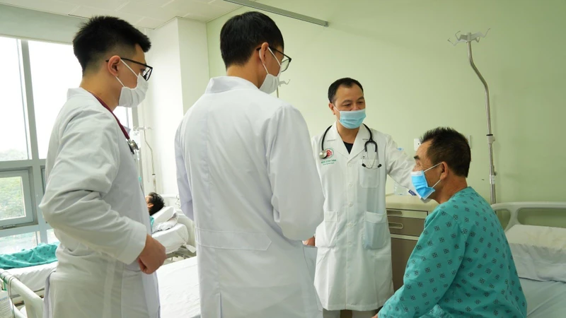 Bác sĩ Lê Duy Thành, Khoa Nội Tim mạch thăm, khám cho bệnh nhân H.V.M.