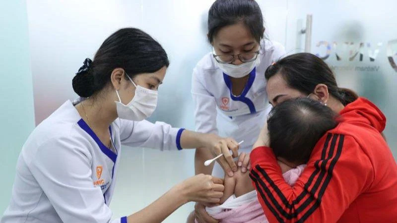 Bác sĩ khuyến cáo cần tiêm vaccine cúm cho trẻ em.