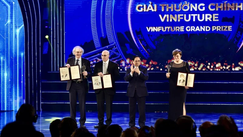 Thủ tướng Phạm Minh Chính trao giải cho các tác giả đạt giải VinFuture năm 2021.