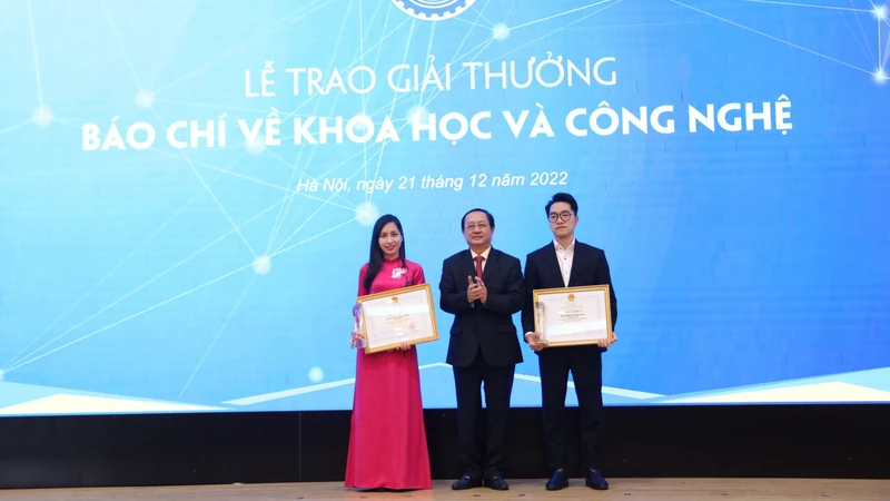 Bộ trưởng Khoa học và Công nghệ Huỳnh Thành Đạt trao giải thưởng cho các tác giả đoạt giải Nhất.