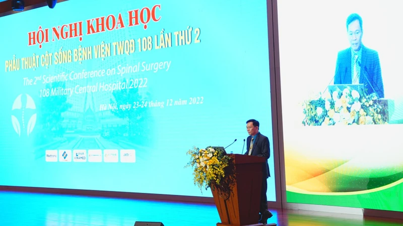 Thiếu tướng, Giáo sư, Tiến sĩ khoa học Nguyễn Thế Hoàng, Phó Giám đốc bệnh viện phát biểu tại hội nghị.
