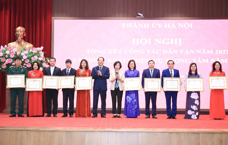 Lãnh đạo Thành ủy Hà Nội tặng bằng khen cho các đơn vị có thành tích xuất sắc trong công tác dân vận năm 2022.