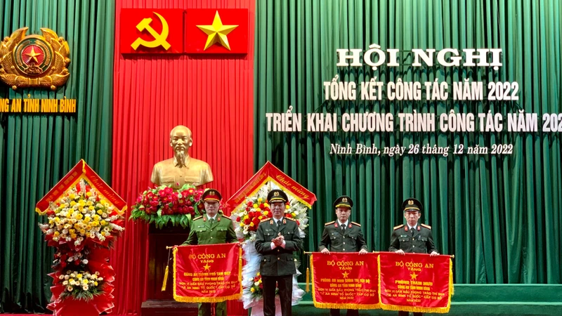 Công an tỉnh Ninh Bình đón nhận bằng khen của Bộ Công an. 