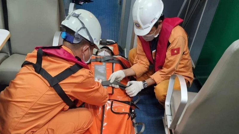 Tàu SAR 273 thường trực tại Nha Trang cùng tổ cấp cứu y tế kịp thời sơ cứu thuyền viên đưa về bờ an toàn.