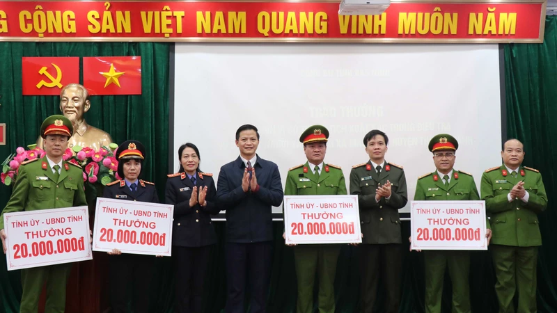Phó Chủ tịch Thường trực UBND tỉnh Bắc Ninh Vương Quốc Tuấn trao thưởng cho các tập thể có thành tích xuất sắc trong điều tra, phá án.