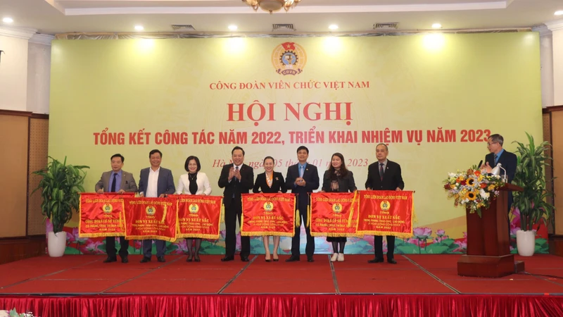 Trao cờ thi đua của Tổng Liên đoàn lao động Việt Nam tặng các đơn vị xuất sắc trong phong trào công nhân viên chức lao động và hoạt động công đoàn năm 2022.
