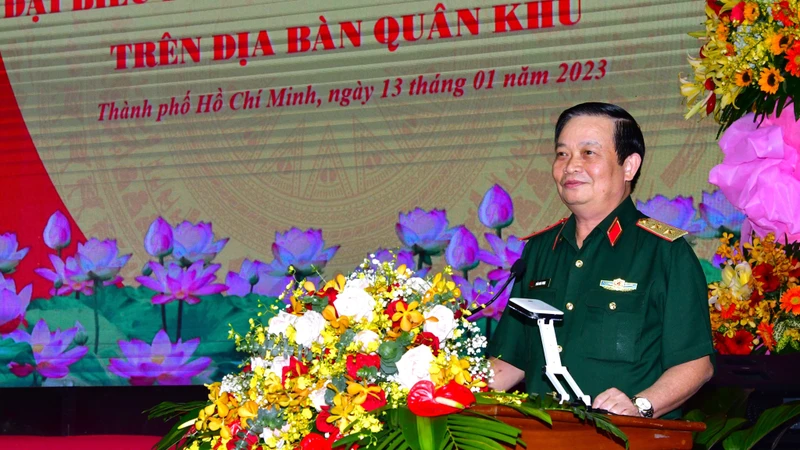 Trung tướng Trần Hoài Trung, Bí thư Đảng ủy, Chính ủy Quân khu 7 phát biểu tại buổi gặp mặt.