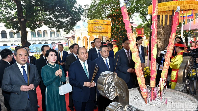 Chủ tịch nước Nguyễn Xuân Phúc và Phu nhân cùng các đại biểu thực hiện nghi lễ dâng hương tại Điện Kính Thiên.