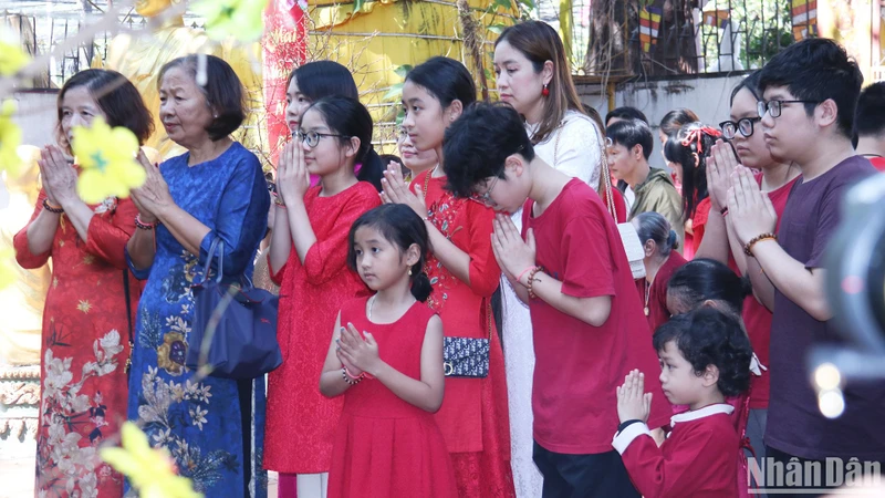 Bà con người Việt tại Lào đi lễ chùa ngày đầu năm mới Quý Mão 2023. (Ảnh: HẢI TIẾN)
