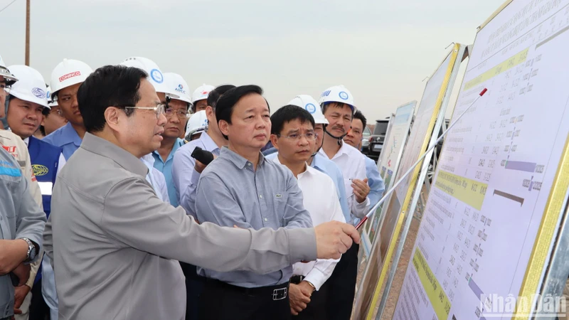Thủ tướng Phạm Minh Chính kiểm tra tiến độ thi công Dự án đầu tư xây dựng sân bay Long Thành.