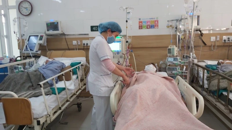 Bệnh nhân ngộ độc rượu nằm tại Bệnh viện Bạch Mai. 