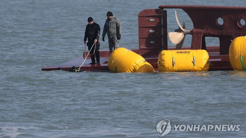 Lực lượng cứu hộ tại hiện trường lật tàu cá ngoài khơi tỉnh Jeonnam, Hàn Quốc. (Ảnh: Yonhap)