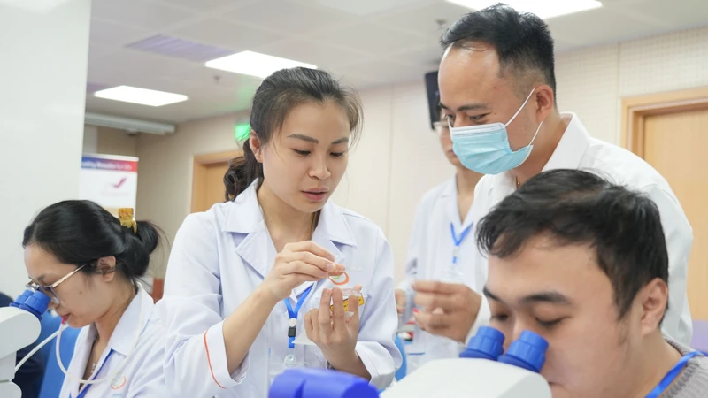 Thạc sĩ Nguyễn Minh Đức – Trưởng Labo Hỗ trợ sinh sản, Bệnh viện Nam học và Hiếm muộn Hà Nội trao đổi với học viên.