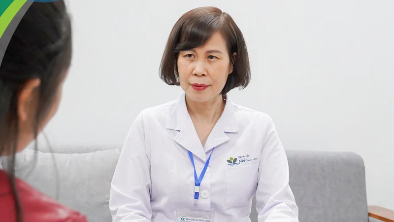 Tiến sĩ, bác sĩ Đỗ Minh Loan, Trưởng khoa Sức khoẻ Vị thành niên tư vấn cho phụ huynh có con trong độ tuổi vị thành niên. 