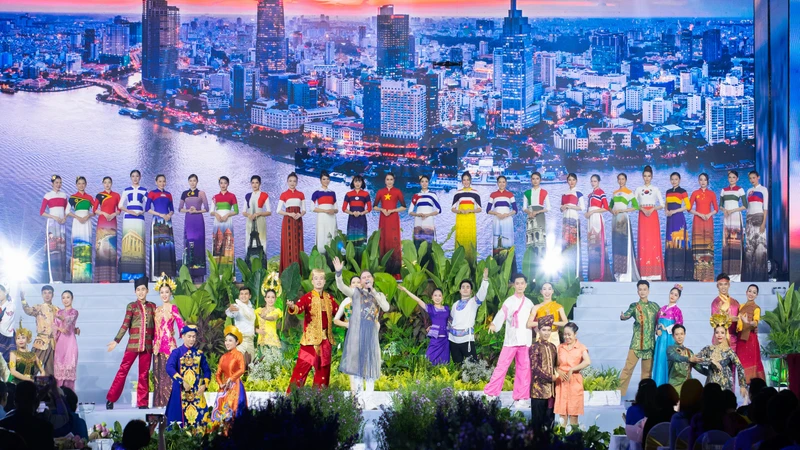 Phần trình diễn kết hợp giữa bộ sưu tập áo dài "Thế giới như tôi thấy" của Đỗ Trịnh Hoài Nam và trang phục truyền thống các quốc gia trên thế giới thể hiện tinh thần hòa bình, hữu nghị của lễ hội.
