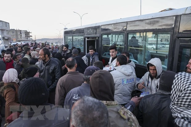 Người dân Syria lánh nạn ở Thổ Nhĩ Kỳ lên xe buýt để trở về nước tại cửa khẩu Bab al-Hawa, ngày 17/2/2023. (Ảnh: AFP/TTXVN)