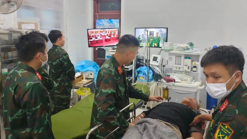 Chiến sĩ quân y Bệnh xá đảo Song Tử Tây hội chẩn qua Telemedicine, cấp cứu cho người bệnh.