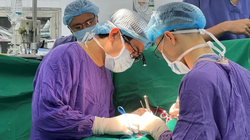 Các bác sĩ Bệnh viện Hữu nghị Việt Đức đang thực hiện ghép tim cho bệnh nhân từ trái tim hiến tặng của cô gái 29 tuổi ở Hà Nội.
