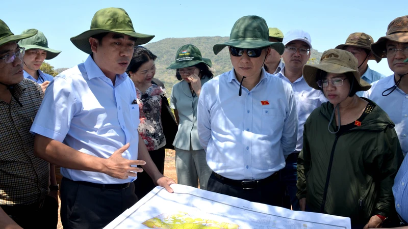 Đoàn công tác khảo sát thực tế vị trí trồng rừng thay thế tại Khu bảo tồn thiên nhiên Tà Kóu, huyện Hàm Thuận Nam.