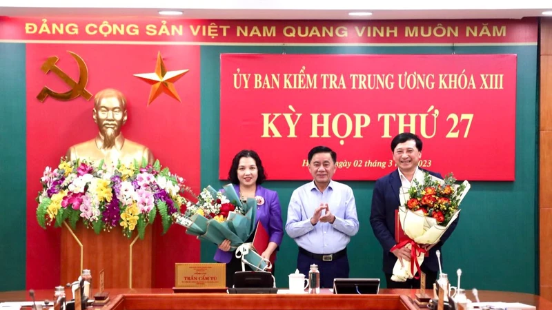 Đồng chí Trần Cẩm Tú trao quyết định và tặng hoa chúc mừng 2 đồng chí vừa được Bộ Chính trị chuẩn y Phó Chủ nhiệm Ủy ban Kiểm tra Trung ương.