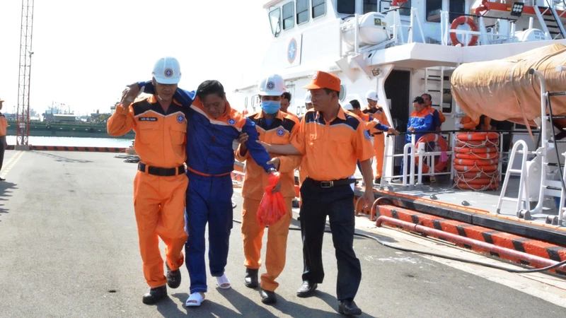 Cứu nạn kịp thời nhiều thuyền viên đưa về bờ an toàn. 