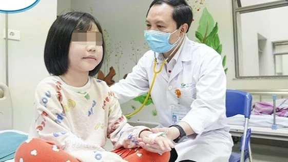 Tiến sĩ, bác sĩ Lê Ngọc Duy, Trưởng khoa Cấp cứu và Chống độc, Bệnh viện Nhi Trung ương thăm khám cho trẻ bị ngộ độc thực phẩm.