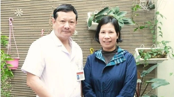 Tiến sĩ, bác sĩ Vũ Đức Bình, Phó Viện trưởng Viện Huyết học-Truyền máu Trung ương và bệnh nhân Nguyễn Thị Nhự.
