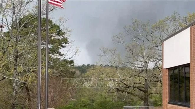 Trận lốc xoáy tại Little Rock, Arkansas, Mỹ, ngày 31/3/2023. (Ảnh: AFP/TTXVN)