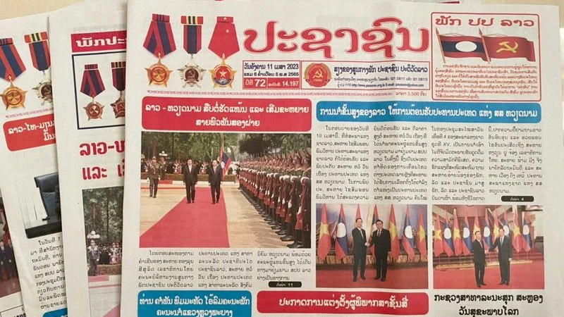 Trang nhất các tờ báo lớn của Lào số ra ngày 11/4 đều đăng bài xã luận ca ngợi chuyến thăm Lào của Chủ tịch nước Việt Nam Võ Văn Thưởng. (Ảnh: HẢI TIẾN)