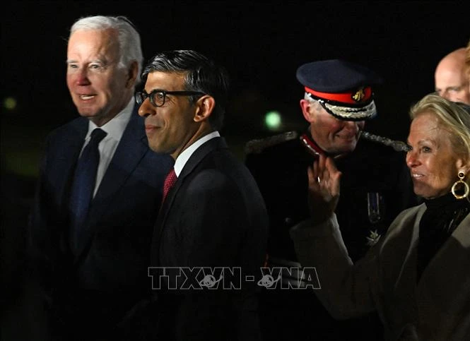 Thủ tướng Anh Rishi Sunak đã đích thân đến sân bay để chào đón Tổng thống Mỹ Joe Biden. (Ảnh: AFP/TTXVN)