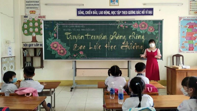 Giờ học ngoại khóa tuyên truyền phòng, chống bạo lực học đường tại Trường tiểu học Phan Bội Châu, quận Ninh Kiều, thành phố Cần Thơ. (Ảnh: HOÀI THU)