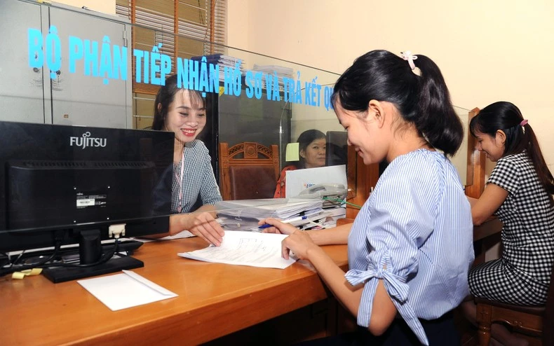 Người dân và doanh nghiệp làm thủ tục về thuế tại Chi cục Thuế thành phố Vĩnh Yên (tỉnh Vĩnh Phúc). (Ảnh: THANH HÀ)