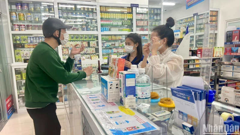 Các sản phẩm kit test, khẩu trang, xịt họng và nước muối được nhiều nhà thuốc trưng bày lên hàng đầu. (Ảnh: NGỌC KHÁNH)