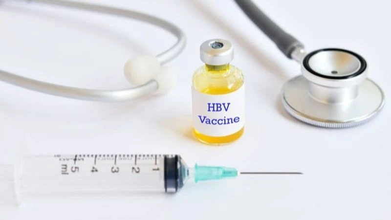 Tiêm phòng vaccine viêm gan B để tạo lá chắn thép bảo vệ sức khỏe, tránh mắc virus HBV.