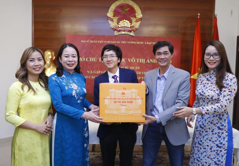Phó Chủ tịch nước Võ Thị Ánh Xuân đã thăm và gặp mặt cán bộ nhân viên Đại sứ quán Việt Nam và cộng đồng người Việt tại UAE. (Ảnh: TTXVN)