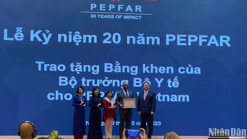 Bộ trưởng Y tế Đào Hồng Lan trao Bằng khen cho PEPFAR Việt Nam.