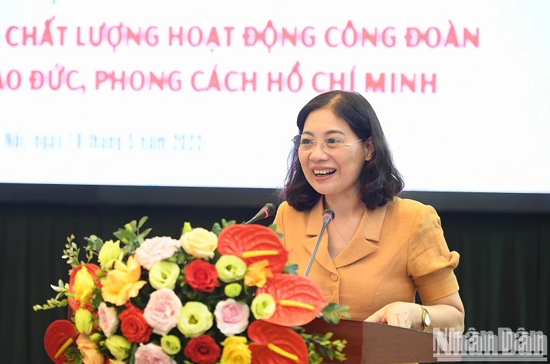 Đồng chí Cao Thị Mai Hồng, Phó Chủ tịch Công đoàn Văn phòng Trung ương Đảng trình bày tham luận.