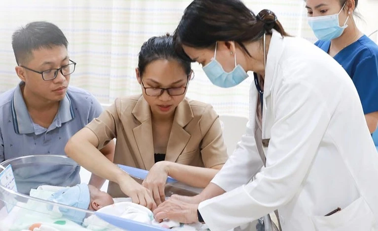 Tiến sĩ, bác sĩ Cam Ngọc Phượng, Giám đốc Trung tâm Sơ sinh thăm khám cho bé trước khi xuất viện.