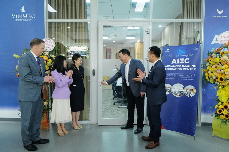 Các đại biểu thực hiện nghi thức khai trương Trung tâm Đào tạo nâng cao về Chẩn đoán hình ảnh (AIEC).