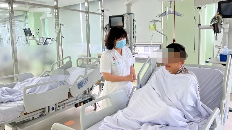 Tiến sĩ, bác sĩ Lê Lan Phương thăm khám cho bệnh nhân trước khi ra viện.