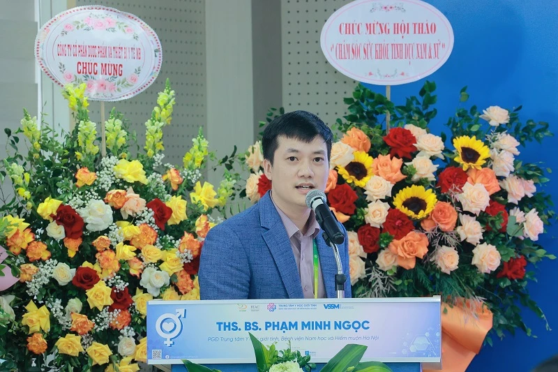 Thạc sĩ, bác sĩ Phạm Minh Ngọc, Phó Giám đốc Trung tâm Y học giới tính, Bệnh viện Nam học và hiếm muộn Hà Nội báo cáo tại hội thảo.