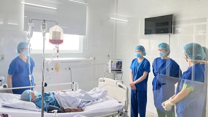 Các chuyên gia và cán bộ của Viện Huyết học-Truyền máu Trung ương hỗ trợ Bệnh viện Đà Nẵng thực hiện thành công ca ghép tế bào gốc tự thân đầu tiên.